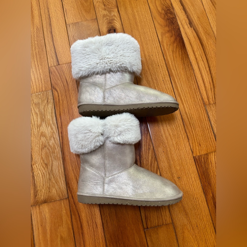 Gently worn size 5 (youth) gold faux fur boots - size 5 youth = women’s size 7